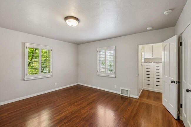 Building Photo - Mediterranean Beauty in Crescent Park – 5B...