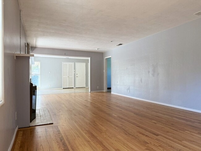 Building Photo - Spacious 2/2 home near shopping