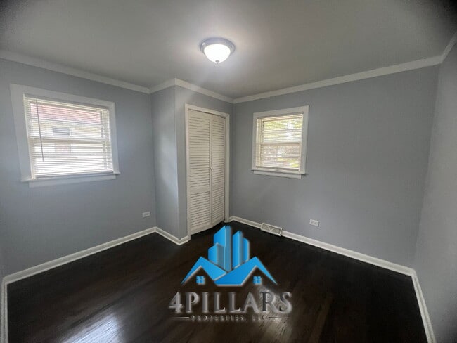 Building Photo - "Charming 2-Bedroom Gem with Finished Basement & Gleaming Hardwood Floors in Hammond!"