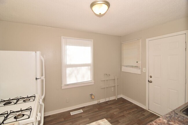 Building Photo - 667 Lorraine Dr