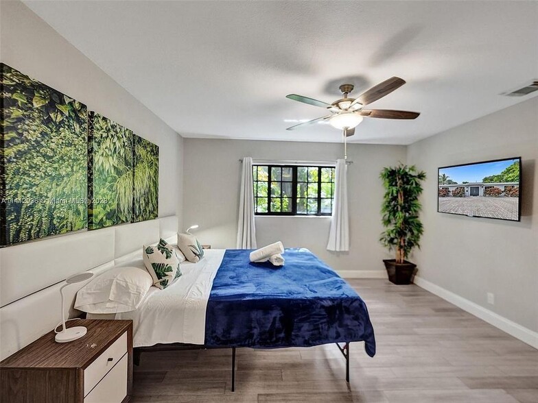 Building Photo - 2500 NE 19th St