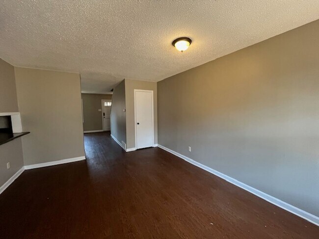 Building Photo - Renovated 3 Bedroom 2.5 Home for Rent!