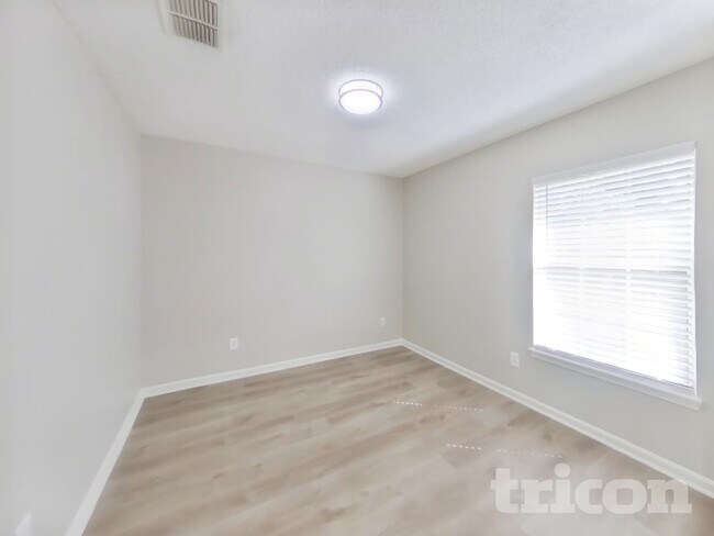 Building Photo - 1020 Woodbridge Hollow N