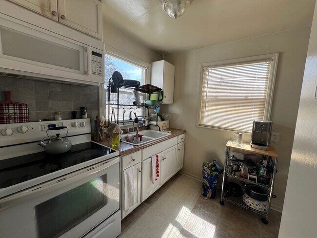 Building Photo - 2 Bedroom 1 Bathroom Half Duplex in Denver...