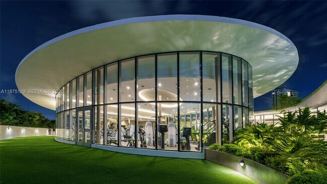 Building Photo - 700 NE 24th St