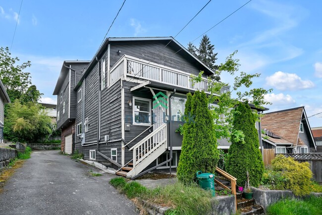 Building Photo - 4 BED & 2 BATH DUPLEX FOR RENT