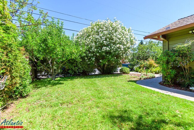 Building Photo - Stunning Home | Remodeled | Desirable Loca...