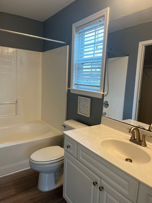 Building Photo - Great Location