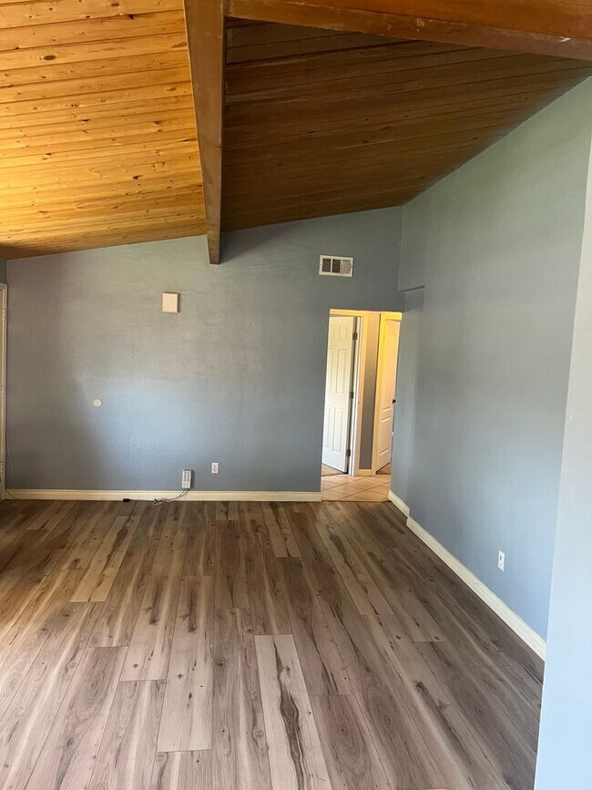 Building Photo - La Cresta/Bakersfield College Home with Pool