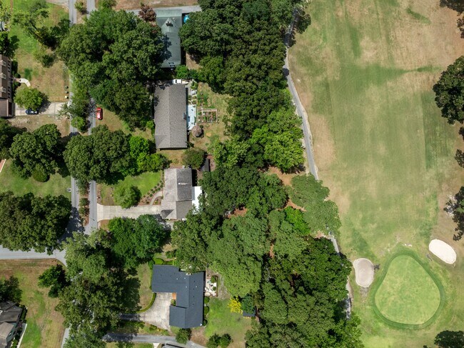 Building Photo - 327 Plantation Dr