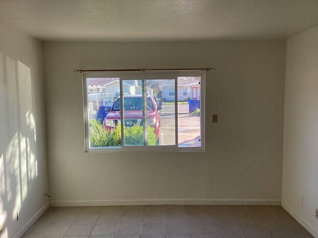 Building Photo - NOW AVAILABLE!! 2 BEDROOM 1.5 BATH GUSTINE APARTMENT