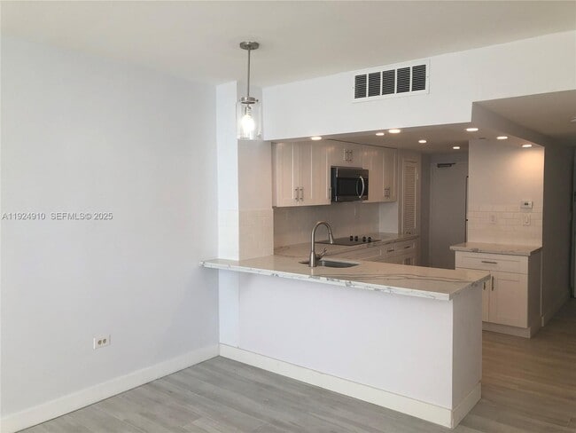 Building Photo - 905 Brickell Bay Dr