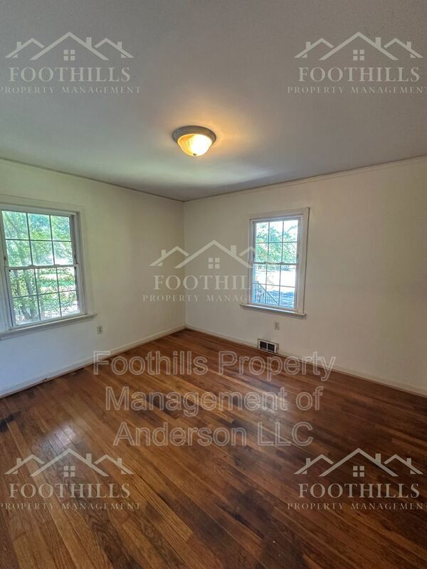 Building Photo - 2215 Bellview Rd