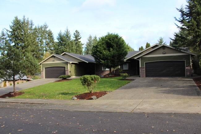 Building Photo - Inviting 3 Bedroom/2 Bathroom Duplex in Puyallup! Two Car Garage, Fenced Yard, Cul-de-Sac, New Pl...