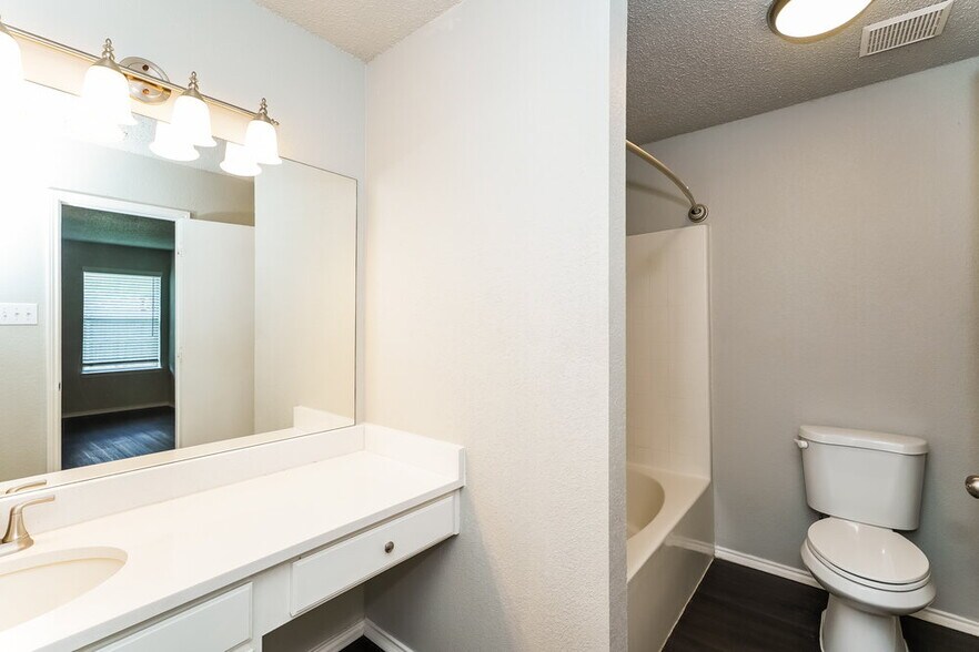 Building Photo - 1121 Sandalwood Dr