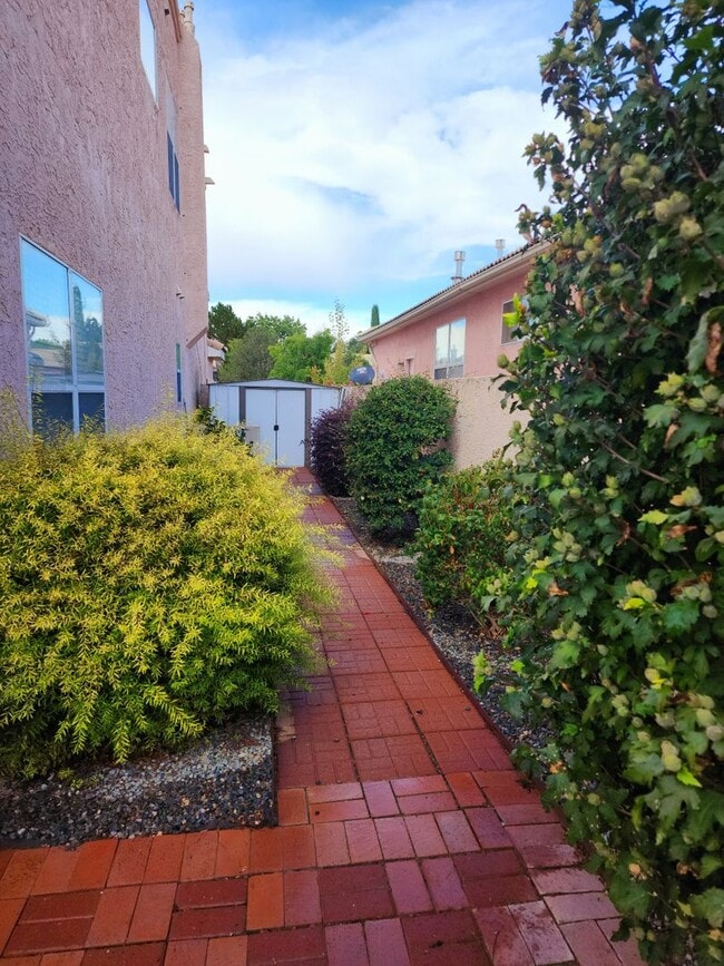 Building Photo - academy west 3 bedooms 2,5 baths
