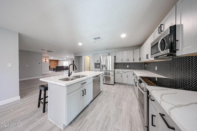 Building Photo - 11207 S Iroquois Dr