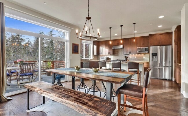 Building Photo - Beautiful Custom 4-bedroom 2.5 bath home. Barkley Neighborhood!