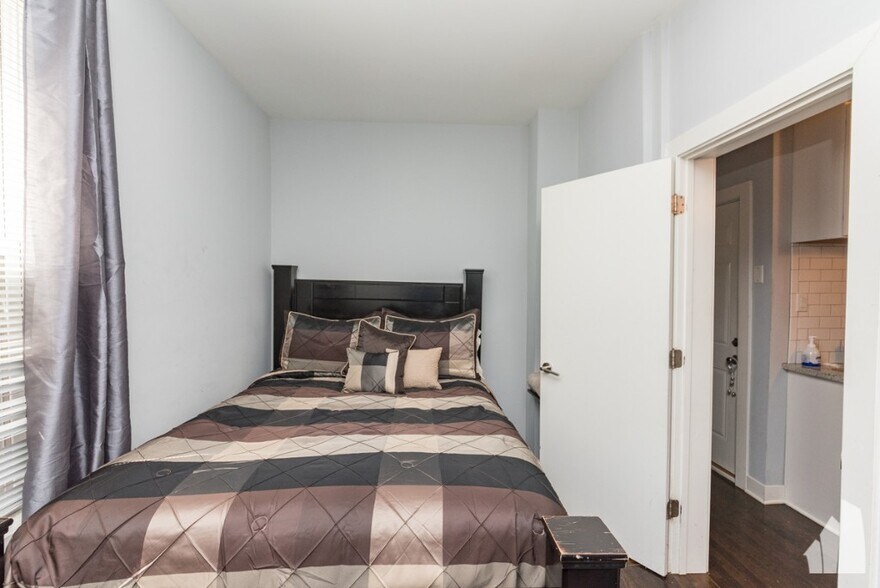 Building Photo - 1431 N Springfield Ave