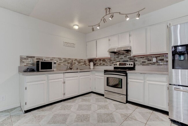 Building Photo - 808 Hedge Way