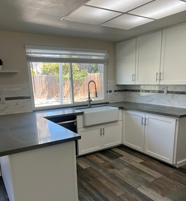 Building Photo - 8325 Garry Oak Dr
