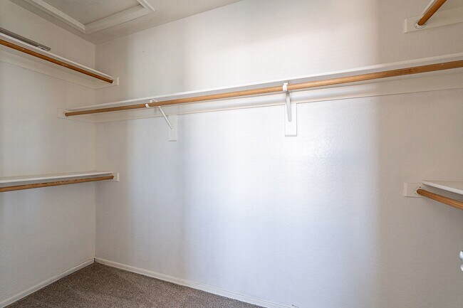 Building Photo - large 3 bedroom home for rent