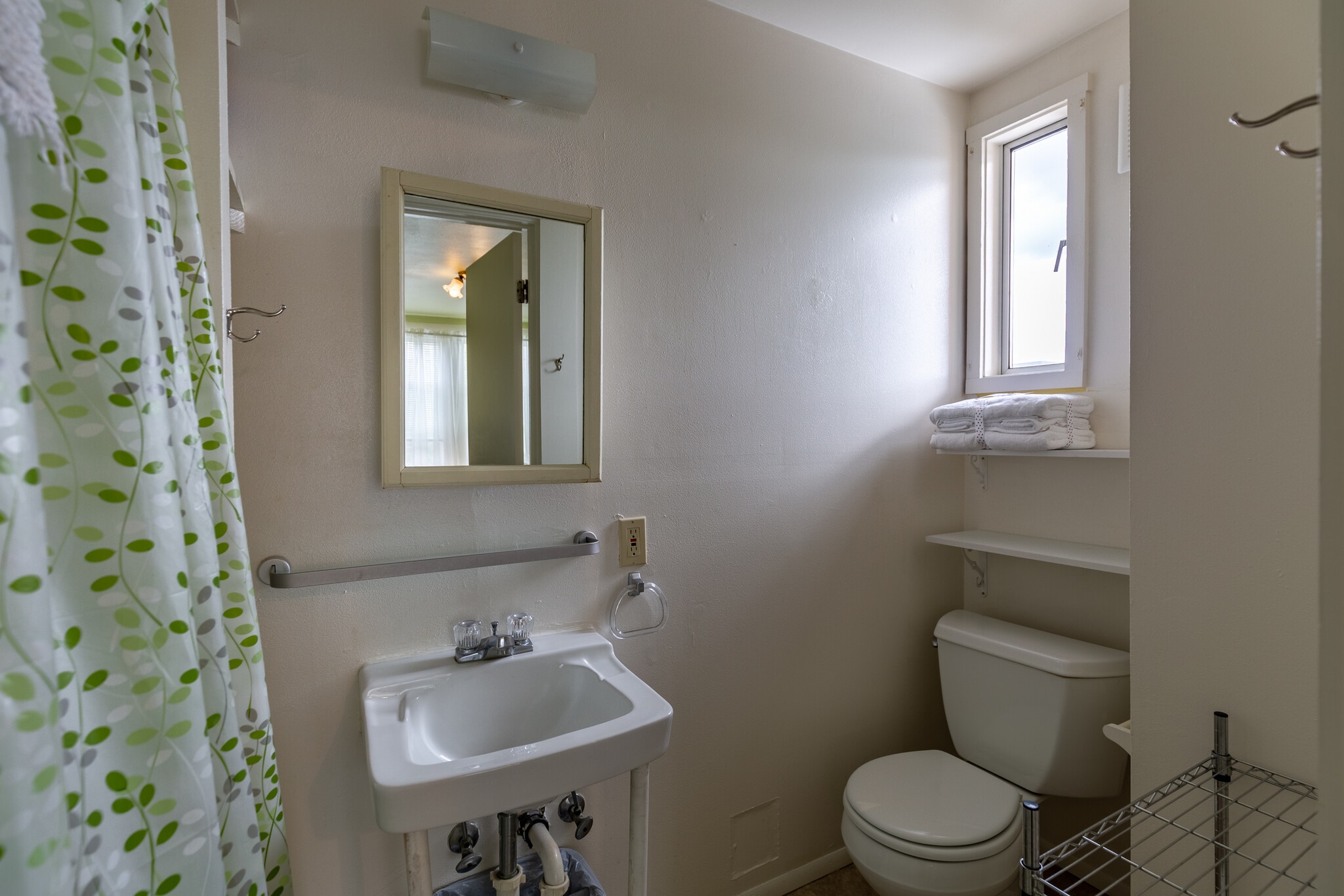 The restroom has a standing shower and is bright in the morning. We will provide a freshly laundered towel set every two weeks. Also included for the guest during their stay are shampoo, conditioner, shower gel, and hairdryer. - 703 Q Ave Apt 4