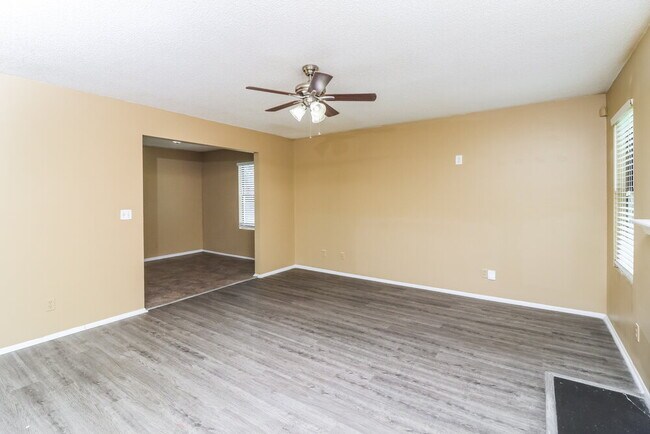 Building Photo - 5438 Farmview Close