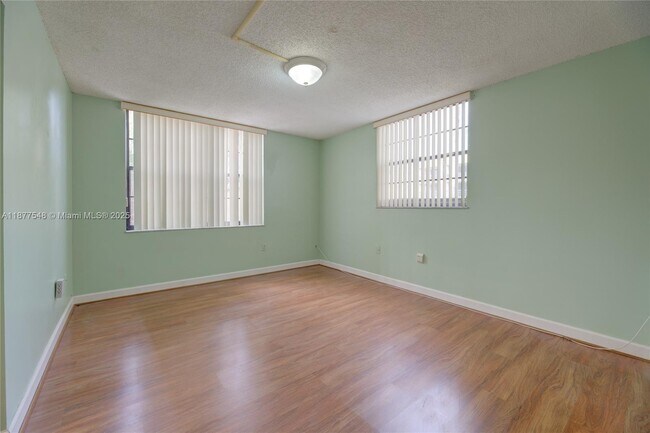Building Photo - 10835 SW 112th Ave