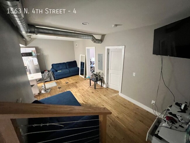 Building Photo - Stunning and Spacious 3 Bedroom Loft! Avai...