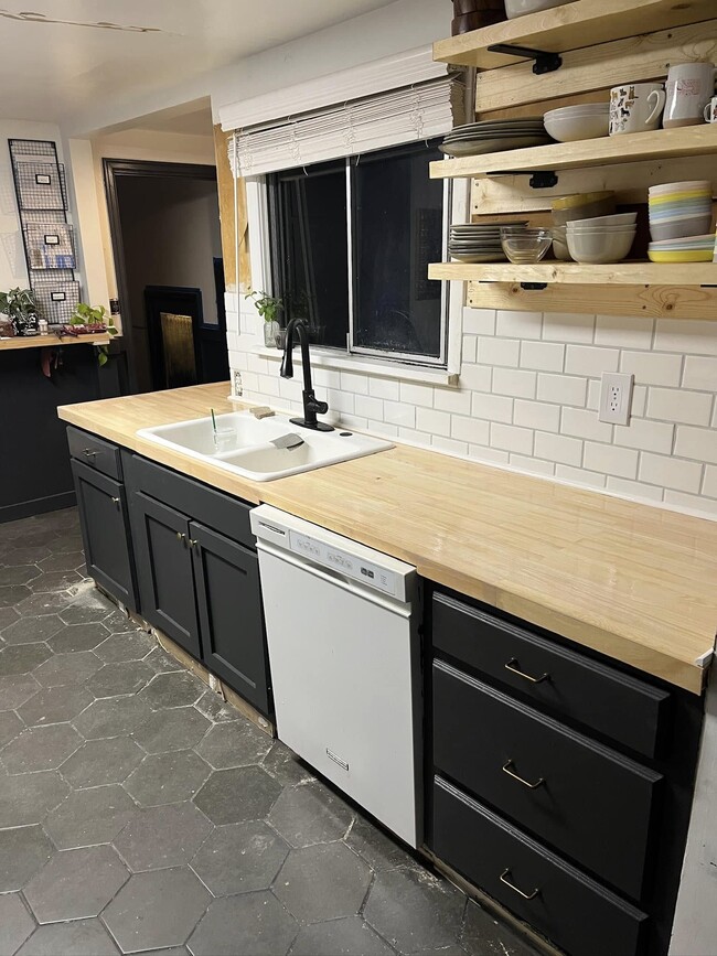 Building Photo - 843 SW 116th St