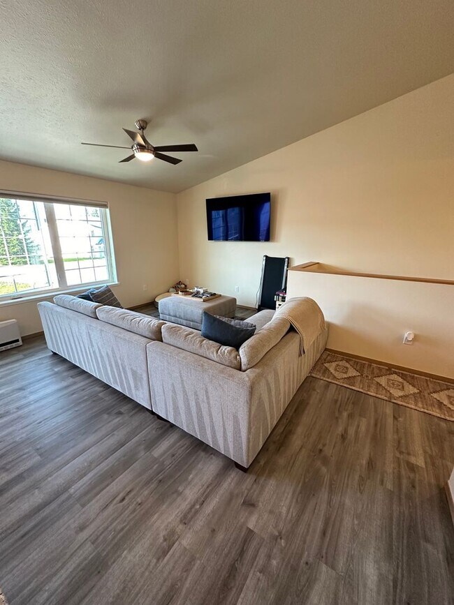 Building Photo - Large 3bd, 2.5 Bath Townhome for Rent in N...