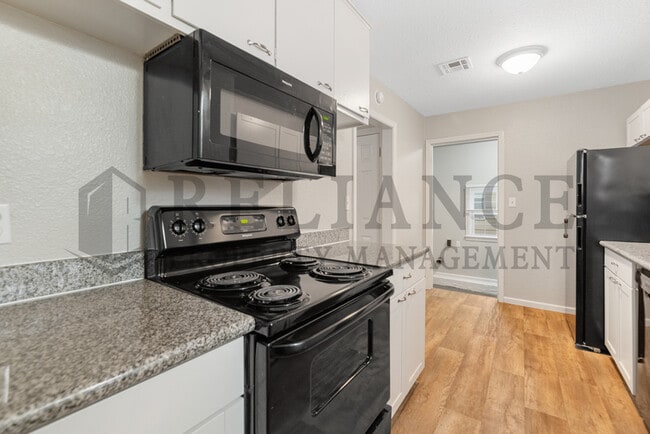 Building Photo - 726 S Bonn St