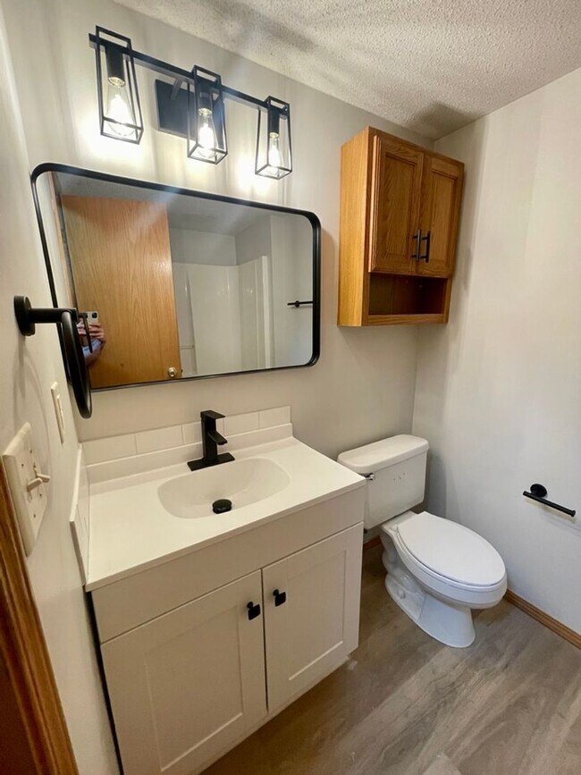 Building Photo - Remodeled Derby Duplex!