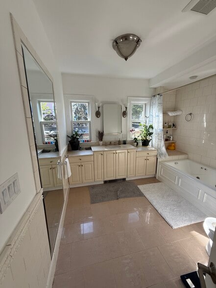 Building Photo - 96 Munroe St