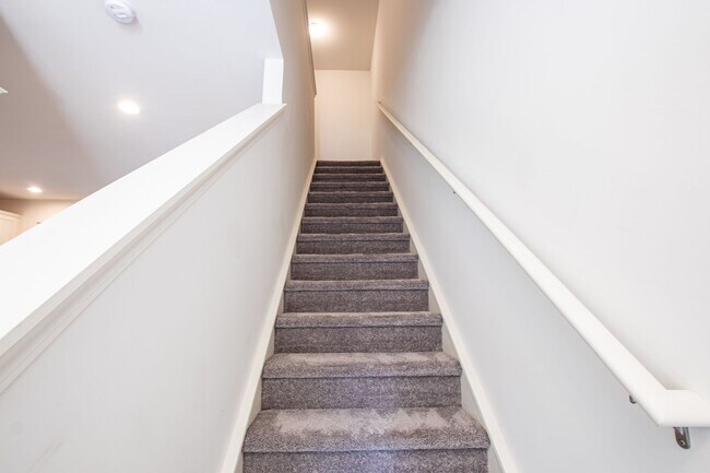 Building Photo - BEAUTIFUL 3 Bedroom Townhome Bonterra Vill...
