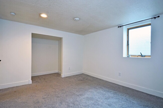 Building Photo - Spacious 4-Bed 1.5 Bath Home Available Now in Bloomington!