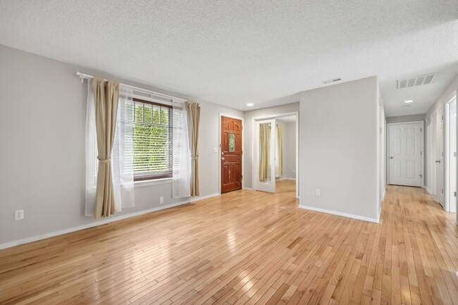 Building Photo - Move in ready now! 3 bed - 1 bath - 1 car ...