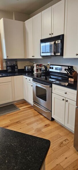 Building Photo - 2201 Village Ln