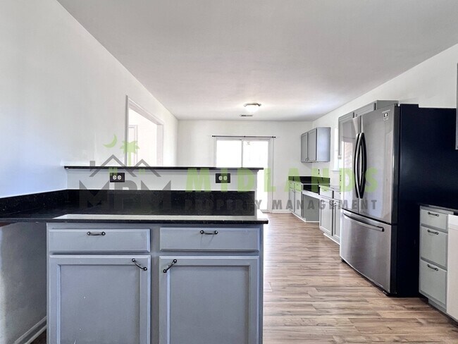 Building Photo - 492 Denman Loop