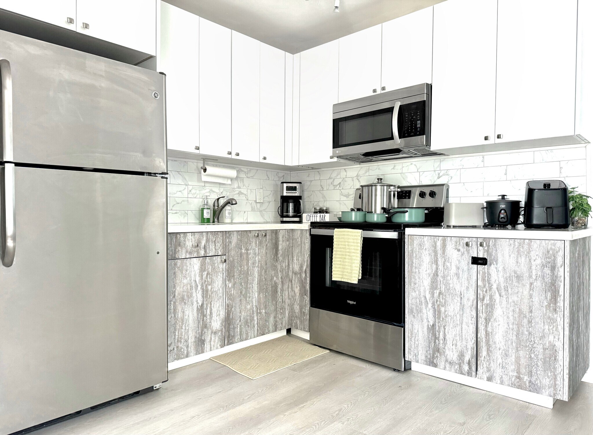 Full kitchen electric stove and oven. - 941 SW 29th St