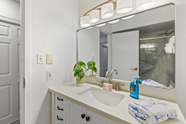 Building Photo - 611 Destiny Dr