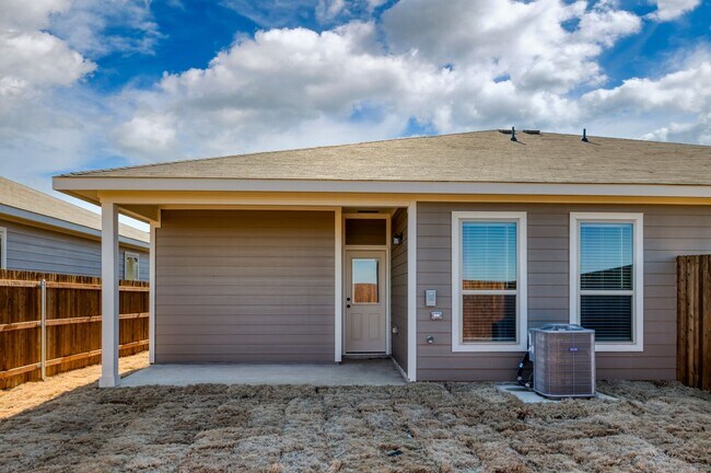 Building Photo - GORGEOUS 3 BEDROOM DUPLEX LOCATED IN MIDLO...