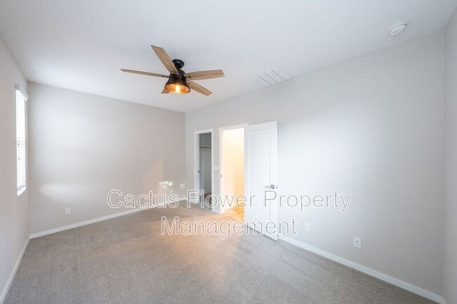 Building Photo - 2851 S Central Dr