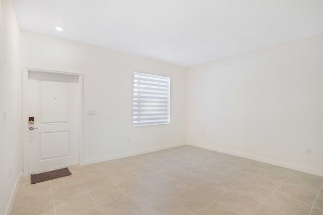 Building Photo - Brand new Townhome 3/2.5  Maximum 2 Cars