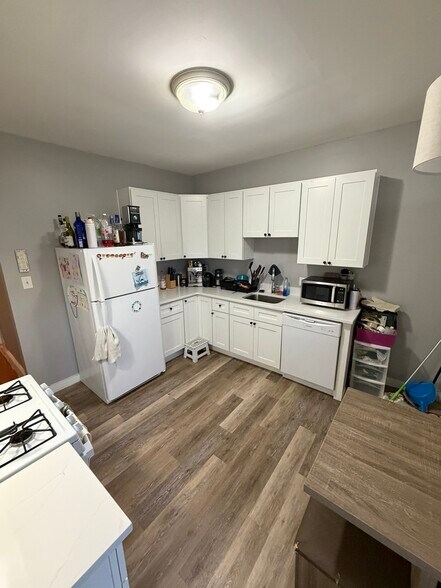 Building Photo - 121 Hillside St