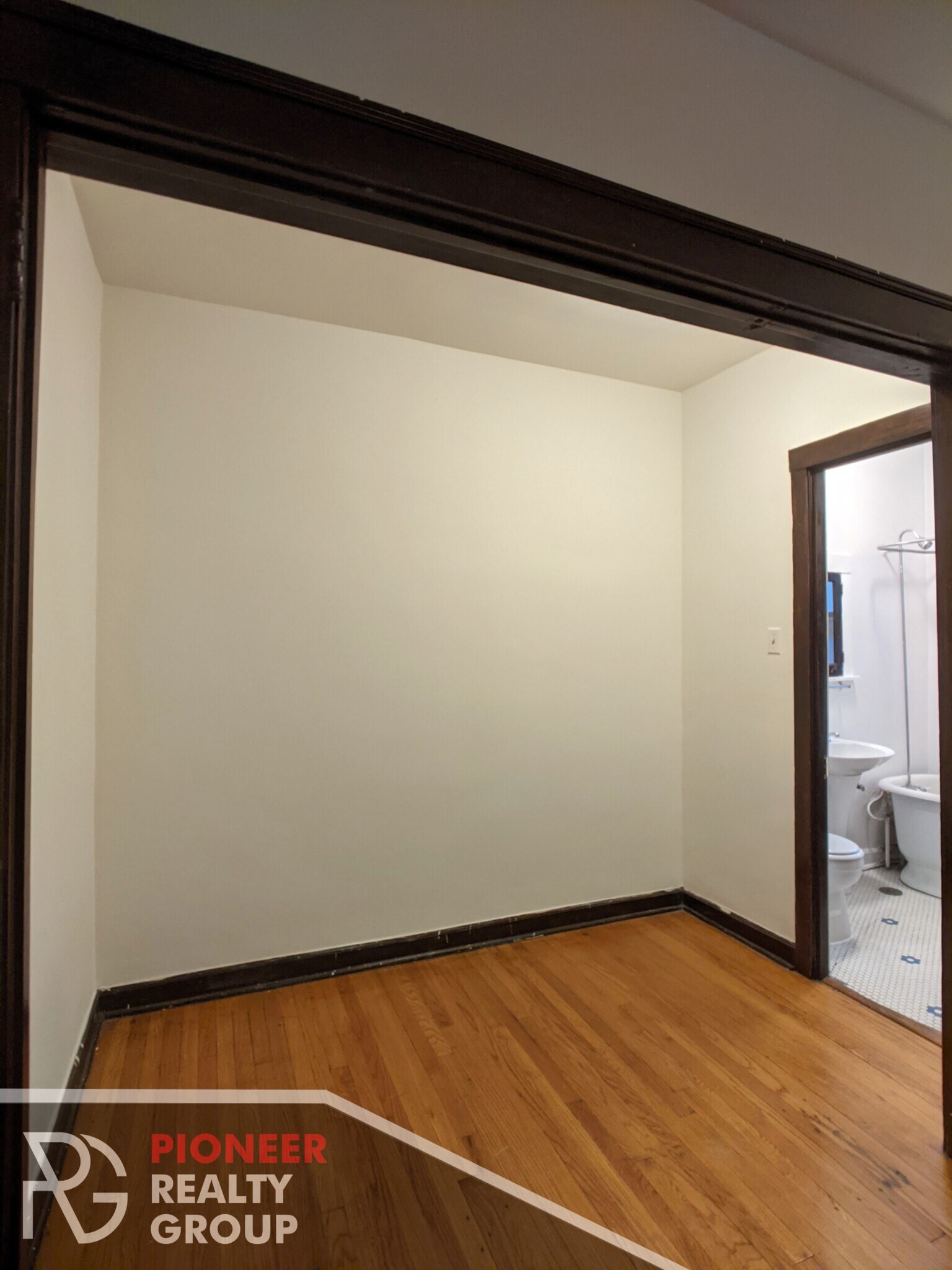 Building Photo - 820 W Waveland Ave