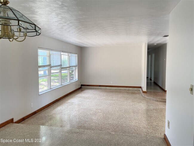 Building Photo - 296 Woodland Dr