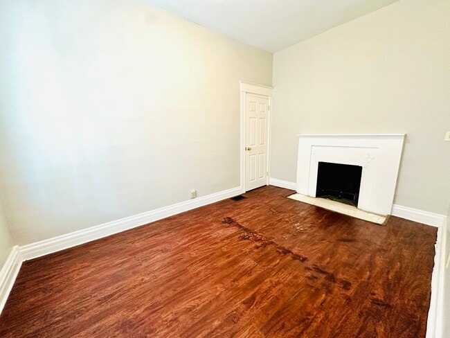 Building Photo - 621 E Burnett Ave