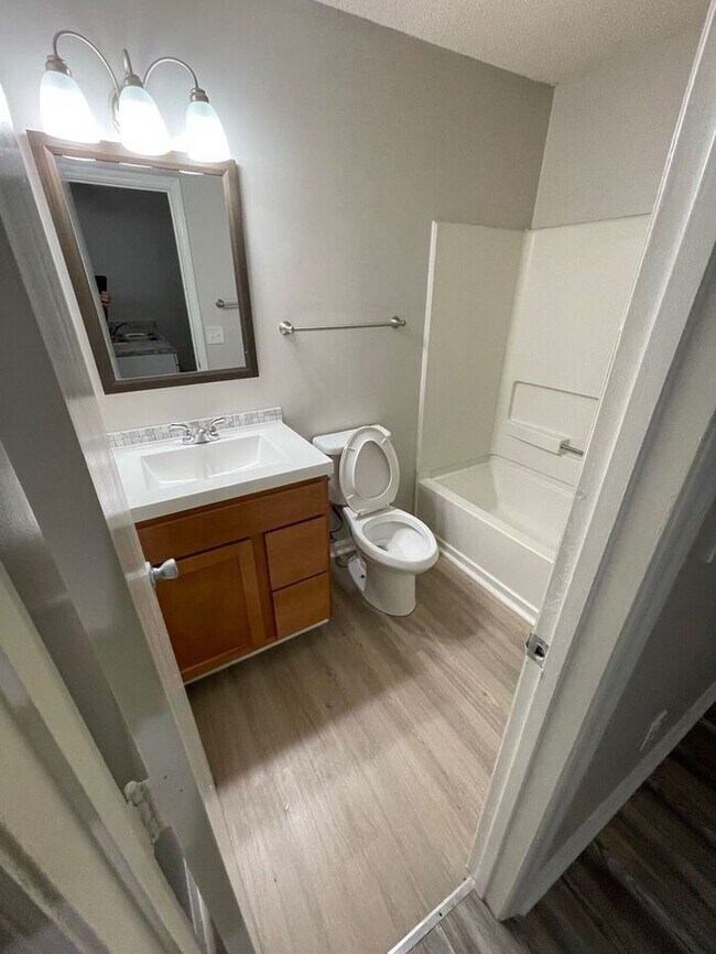 Building Photo - Beautiful One Bedroom Apt in Cotswold Neig...